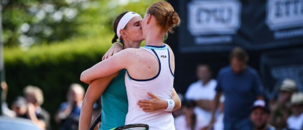 Novias y rivales: el beso de las tenistas después del partido