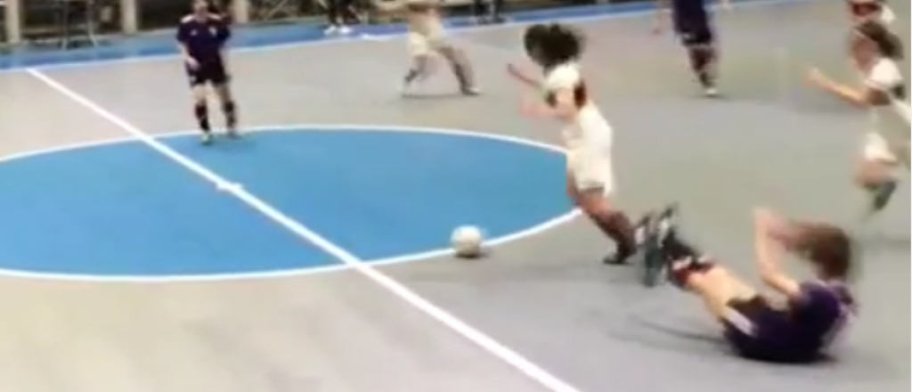 Video: el increíble blooper en un partido de futsal femenino