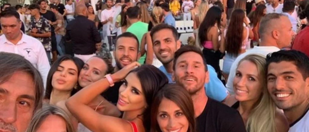 Video: Messi puso un extraño polvo en su trago durante una fiesta en Ibiza