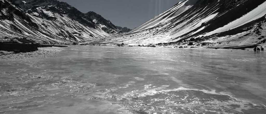 Se congeló un afluente del Río Mendoza y dejó postales inolvidables
