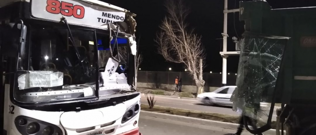 Tunuyán: 20 pasajeros heridos por choque entre colectivo y camión
