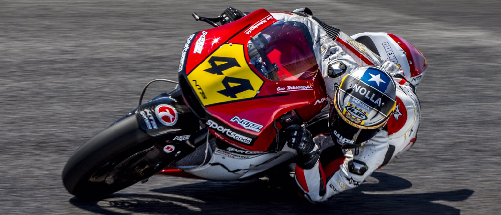 Video: la increíble maniobra de un motociclista que evitó su caída