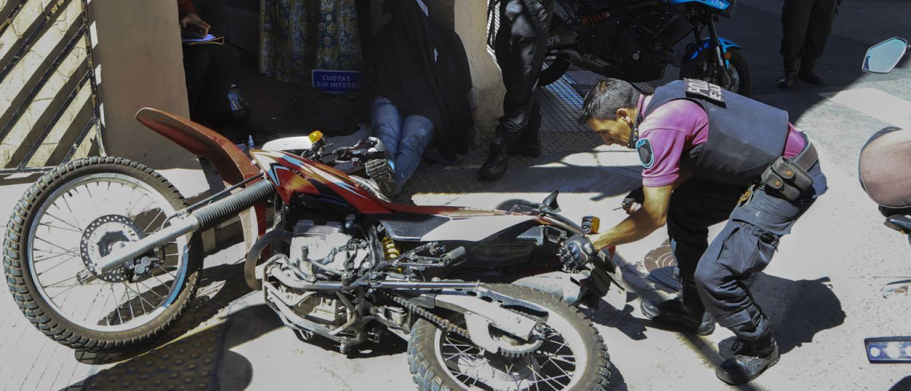 Un motochorro chocó contra un micro, se incrustó en el parabrisas y murió