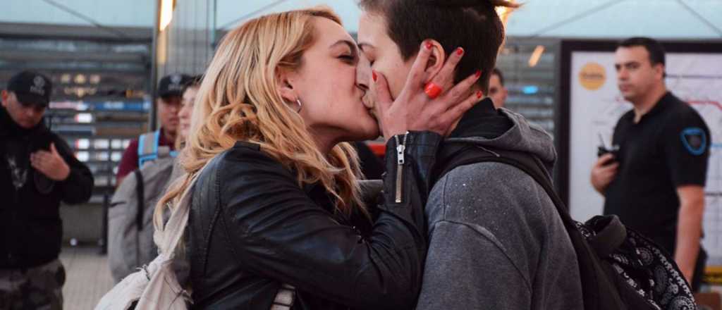 Piden absolver a la joven que golpeó a una policía