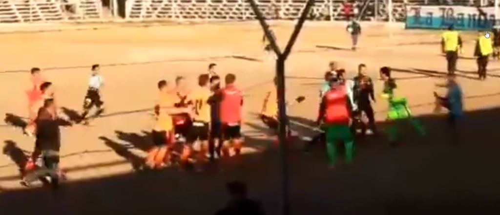 Videos: trompadas, disparos e incidentes en la Copa Mendoza de fútbol