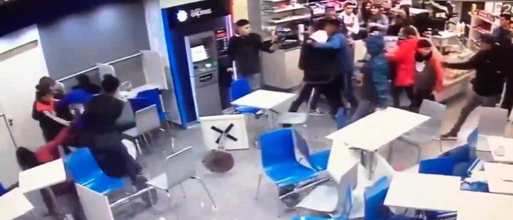 Video: brutal batalla campal por un robo en una estación de servicio