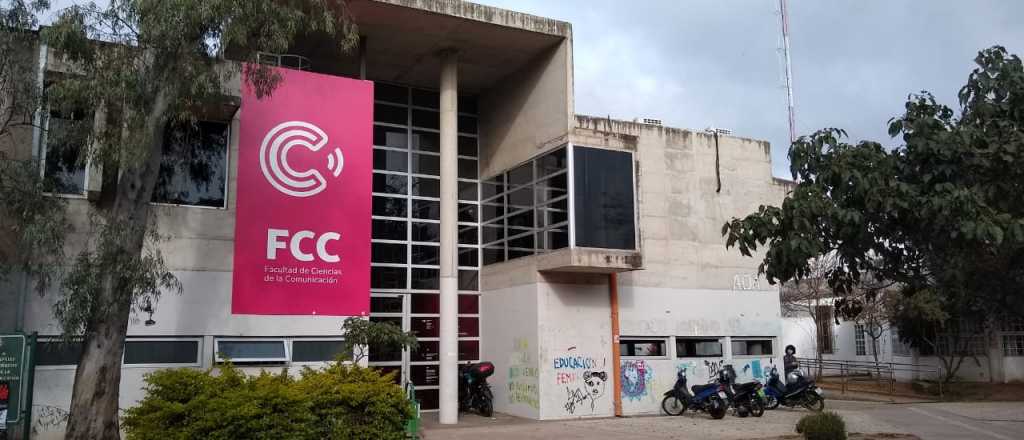 Video: Una docente reparti&oacute; boletas a sus alumnos universitarios