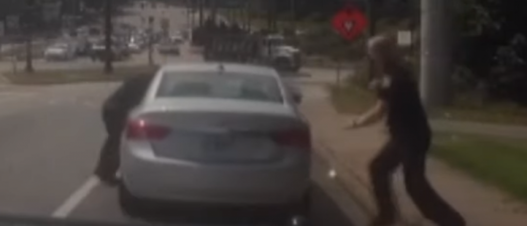 Video: quisieron multarlo y se llevó arrastrado a un policía