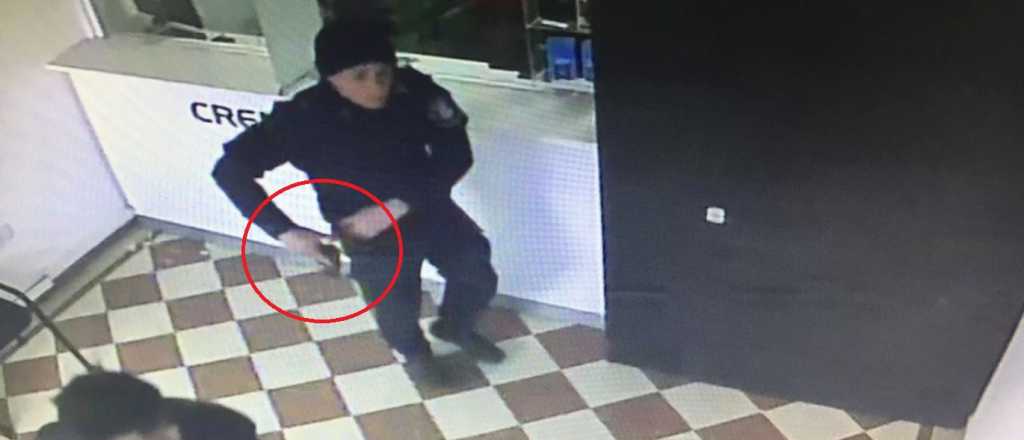 Video: detuvieron a dos policías que intentaron robar en una financiera