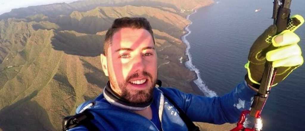 Un youtuber cayó al vacío mientras se filmaba en paracaídas y murió