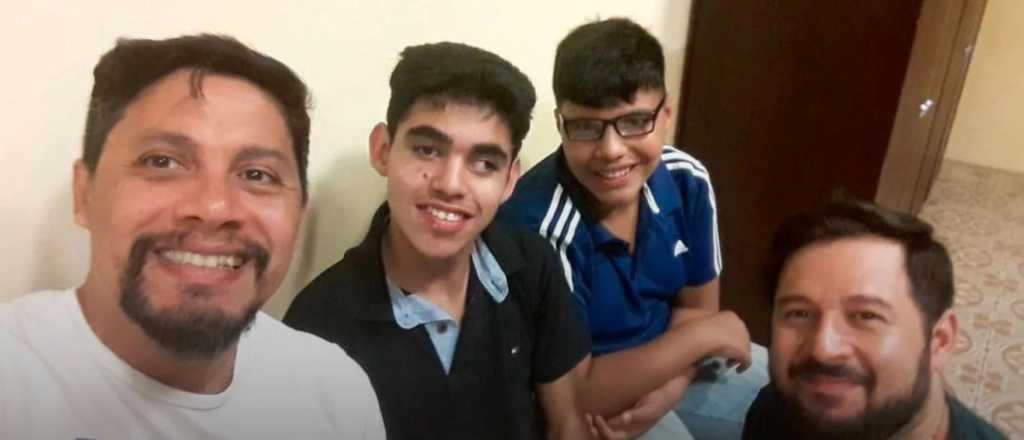 Una pareja gay adoptó a dos chicos, uno con parálisis cerebral