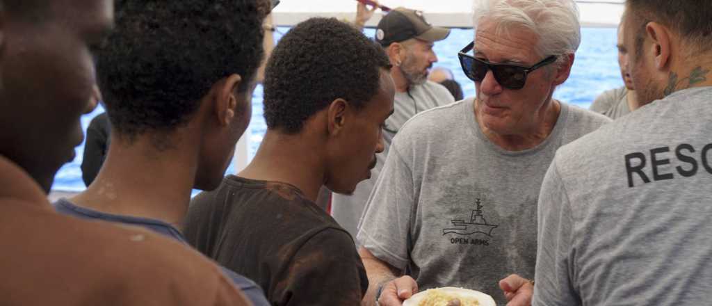 Richard Gere visitó un barco de refugiados