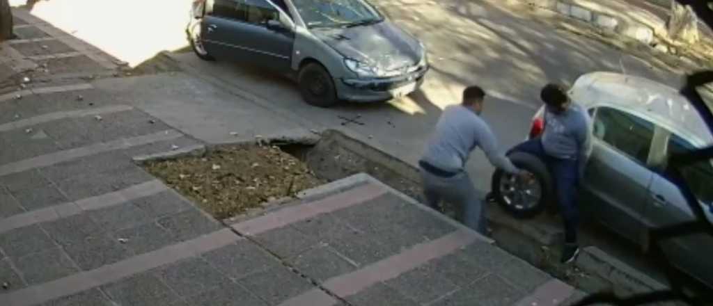 Así roban ruedas a plena luz del día en Ciudad