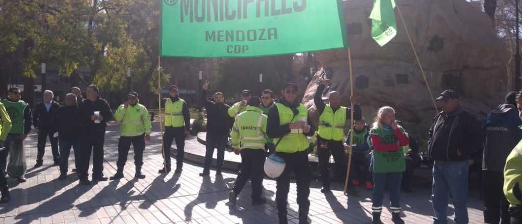 Municipales reclaman en la Plaza San Martín por la apertura de paritarias