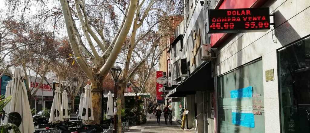 Dólar hoy: bajó en Mendoza y se cerró a $55
