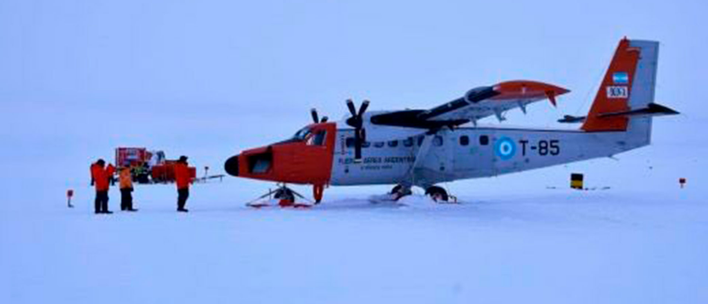 Rescataron 9 tripulantes de un avión accidentado en la Antártida