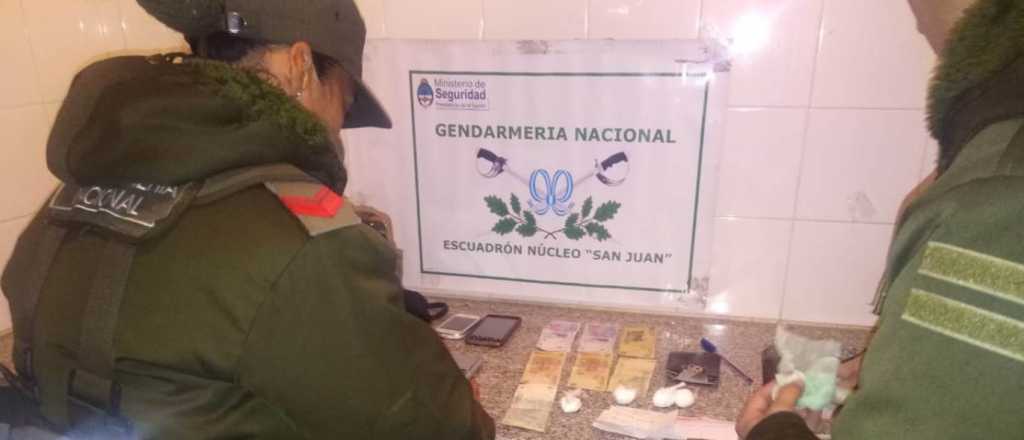 Detuvieron a una pareja mendocina que llevaba coca&iacute;na a San Juan