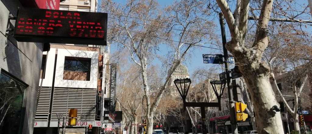 D&oacute;lar hoy: baj&oacute; $3 y se vende a $57 en Mendoza