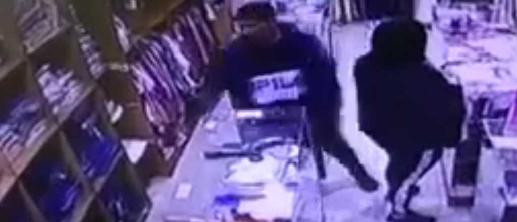Video: una pareja robó ropa en un local de Guaymallén y la cámara "los escrachó"