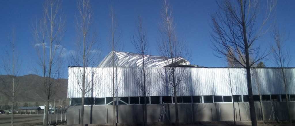 El Zonda arrugó el techo del nuevo gimnasio de Uspallata 