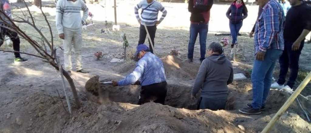 Cinco sanjuaninos cavaron la fosa de su madre porque el cementerio no la hizo