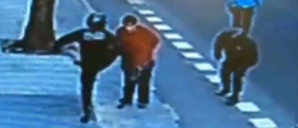Video: un policía mató a un hombre de una patada en el pecho en Buenos Aires