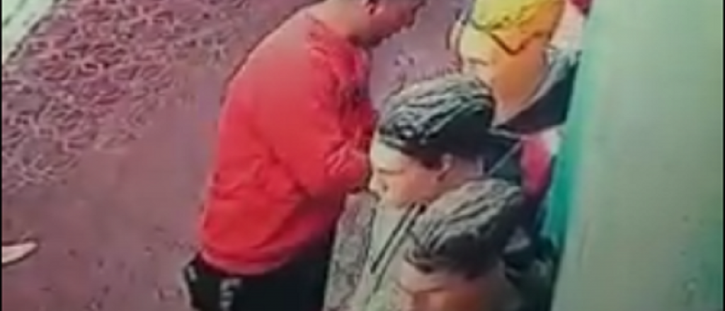 Video: mechero desviste a un maniquí y se lleva su ropa en Tunuyán