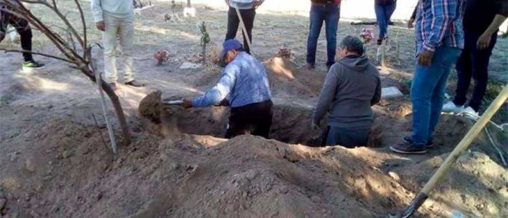 Cavaron la tumba de su madre porque en el cementerio hac&iacute;an otra obra