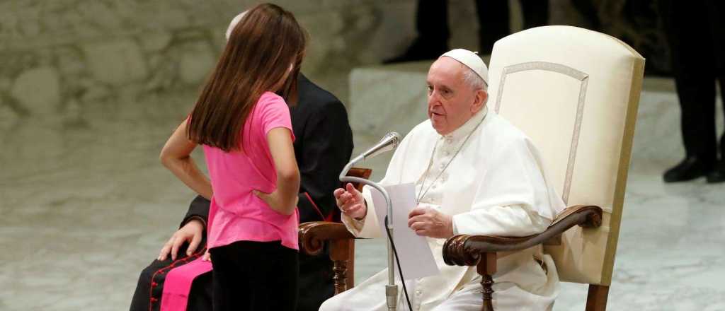 Video: una niña interrumpió al Papa Francisco y se puso a jugar