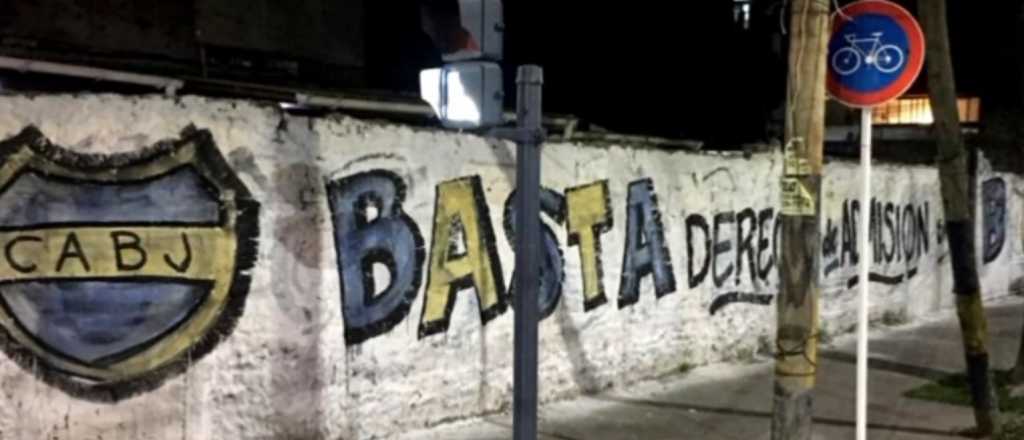 Derecho de admisi&oacute;n: las pintadas de la barra de Boca contra el gobierno