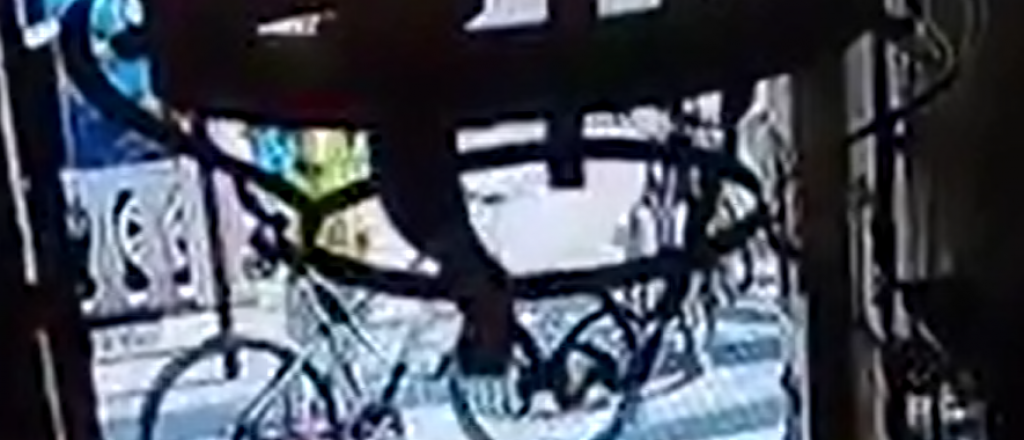 Video: trapitos se roban una bicicleta que estaban cuidando en Maipú