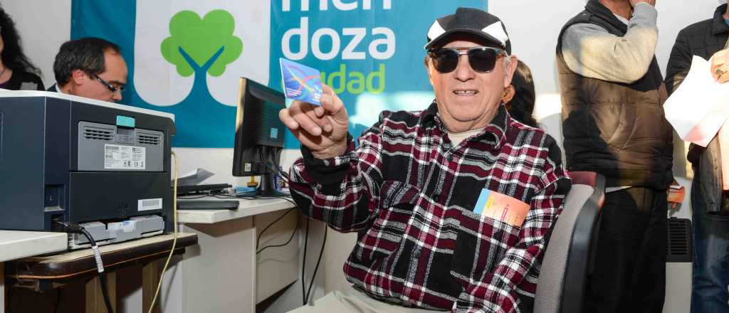 Más de 23 mil adultos mayores ya tienen abono gratuito en Mendoza