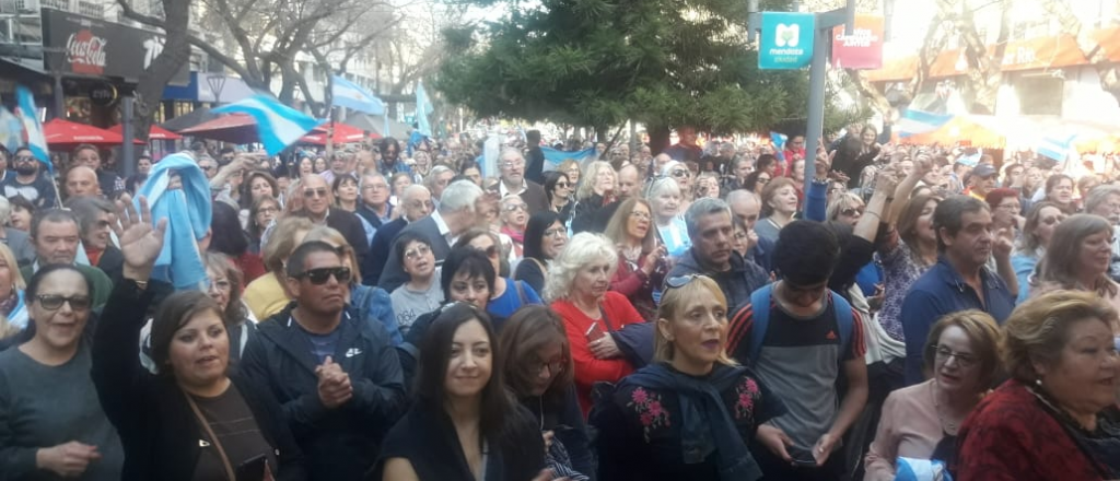 Más de mil mendocinos marcharon para apoyar a Macri