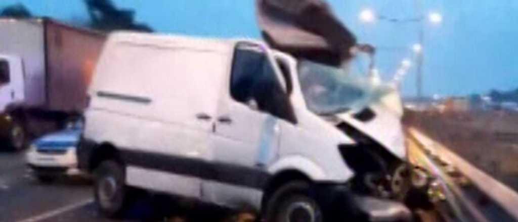 Video: circulaba a contramano, se estrelló contra un camión y murió