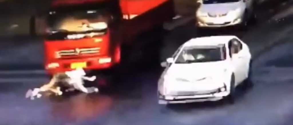  Video: un camión arrolla a una ciclista y sale ilesa