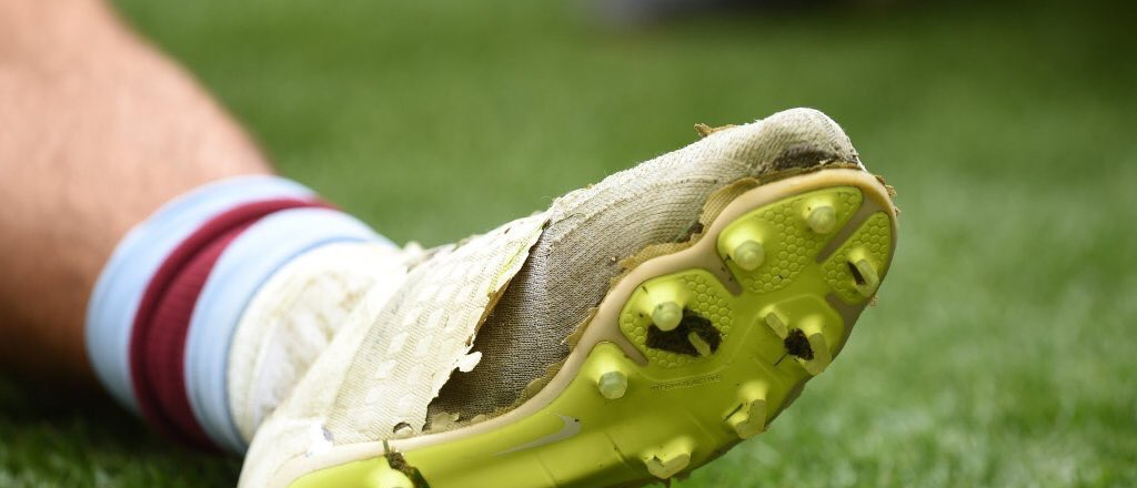 Un árbitro le dio sus botines a un juvenil que tenía los suyos rotos