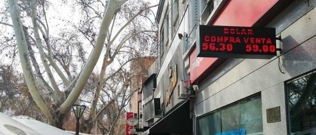 D&oacute;lar hoy: volvi&oacute; a subir y el Riesgo Pa&iacute;s alcanz&oacute; valores de 2001