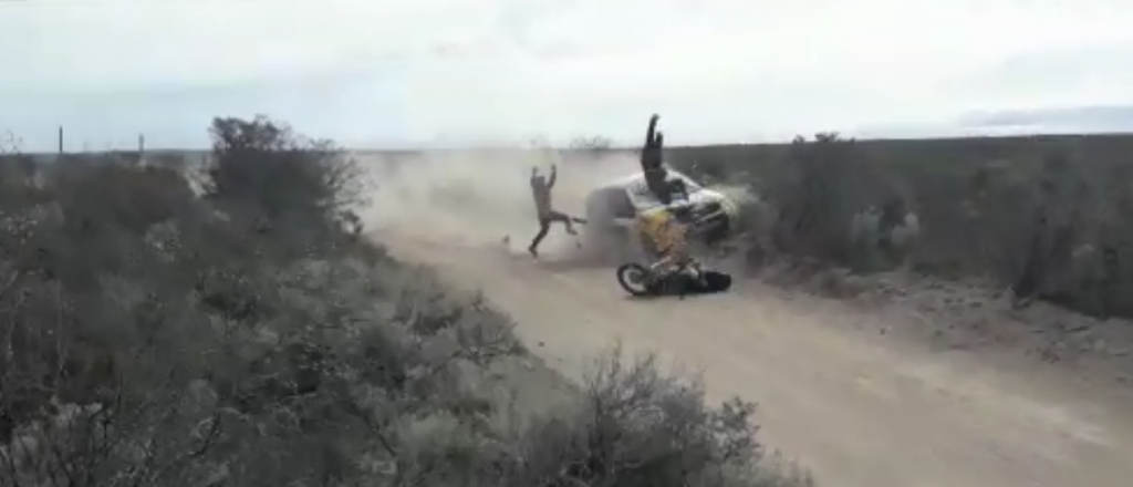 Escalofriante accidente en el rally de R&iacute;o Negro: un auto choc&oacute; con una moto