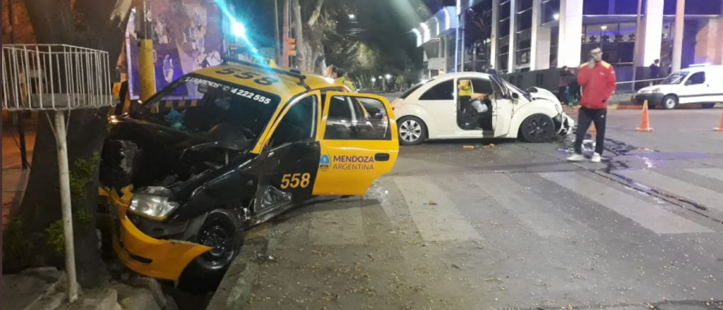 Un taxi chocó y se incrustó en un árbol en la esquina del Casino