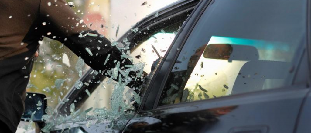 Motochorros balearon a un expolic&iacute;a para robarle su auto en el Este