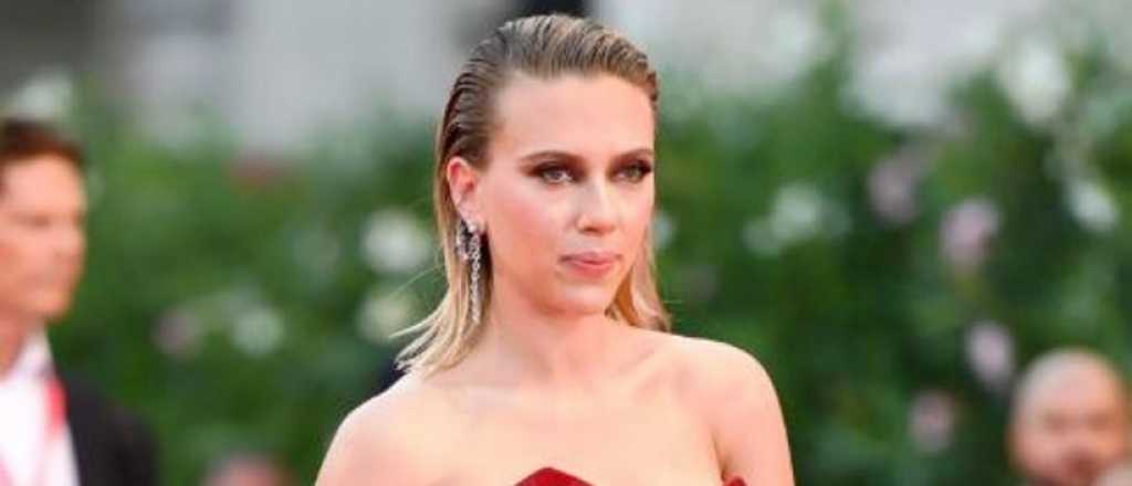 Scarlett Johansson volvió locos a todos con su vestido rojo