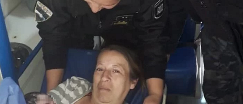 Dos policías ayudaron a dar a luz a una mujer frente al Parque San Martín