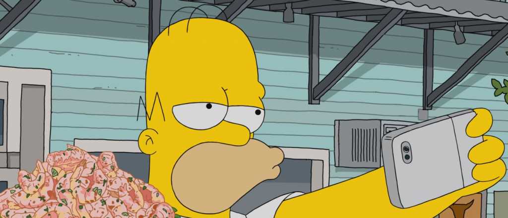 Dos chicas recrearon una escena de Homero Simpson comiendo sin parar