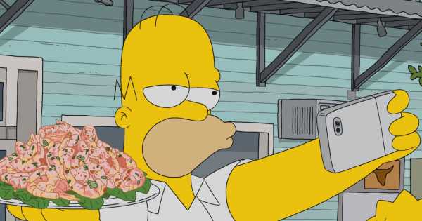 Dos chicas recrearon una escena de Homero Simpson comiendo sin parar