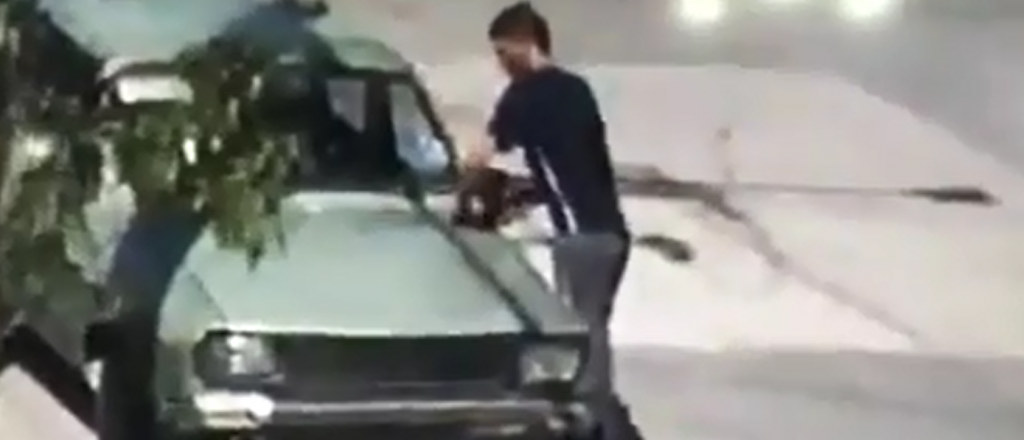 Video: robó la batería de un auto en pleno centro de San Martín