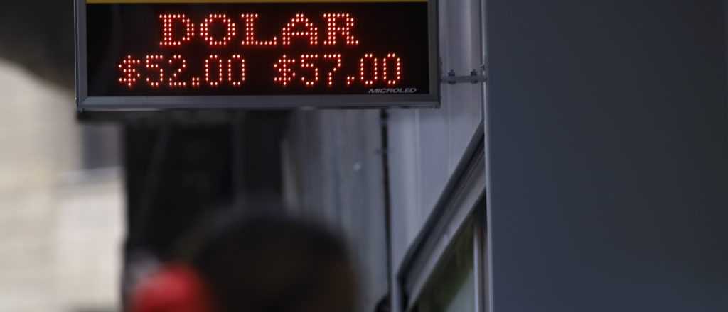 Dólar hoy: abre a $ 57 en el Nación y el riesgo país sube a 2081 puntos