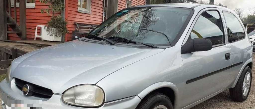 Dos hombres armados robaron un auto en plena tarde en Maipú