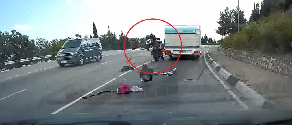 Video: impactaron de frente contra un auto y lograron sobrevivir