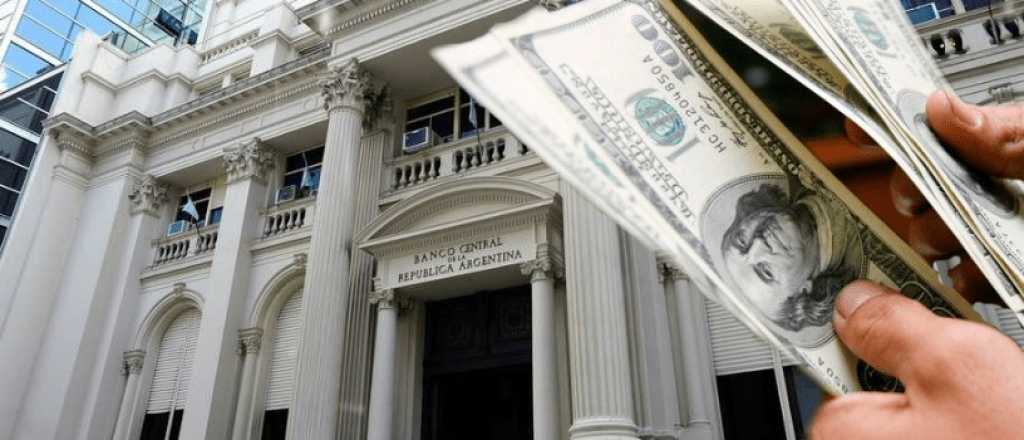 Informe: se atenuó salida de depósitos en dólares por el "control de cambios"
