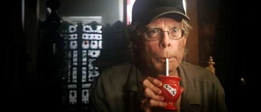 La joya de "It: Cap&iacute;tulo 2": Stephen King con un mate de Independiente